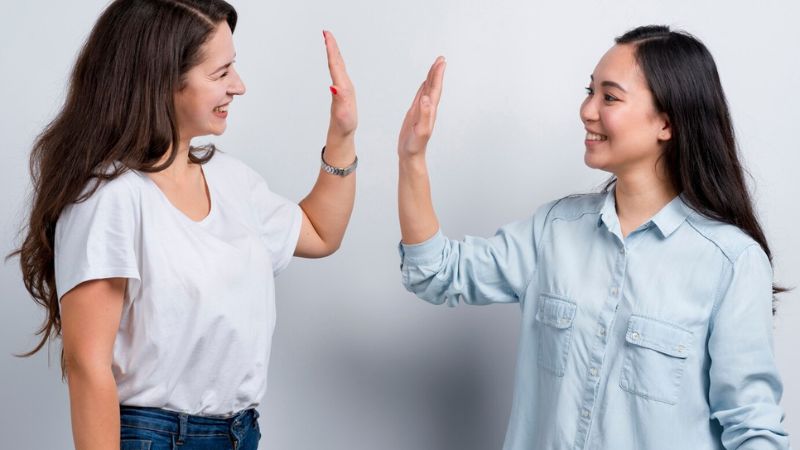 7 Body Language Gestures That Make People Instantly Dislike You