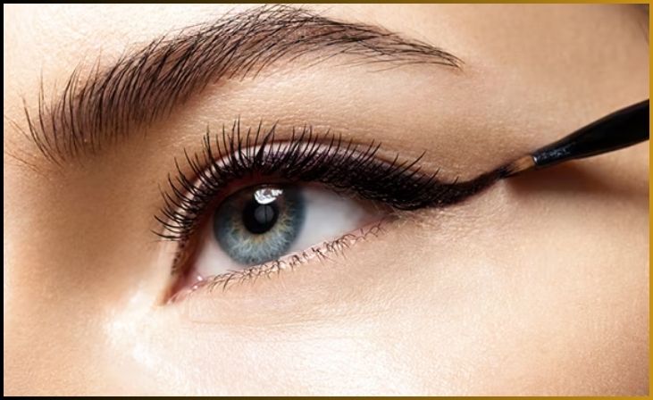  Using Light Eyeliner for Bigger Eyes
